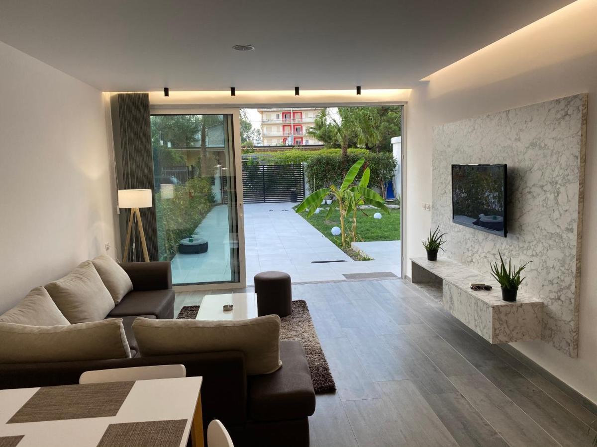 White 1 - Luxury * Velipojë