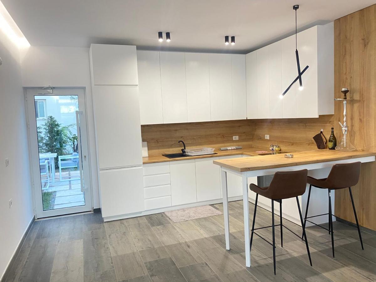 White 1 - Luxury Velipojë